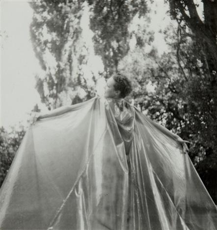 Dora maar mode robe fleurie et cape c 1935